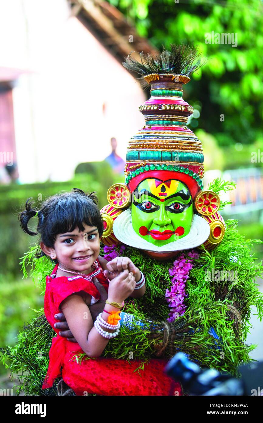 Traditionelle kummatti Volkstanz Interpret mit einem Kind während Onam fest, thrissur, kizhakkumpattukara kummatti, Kerala, onam Festival, Indien Stockfoto
