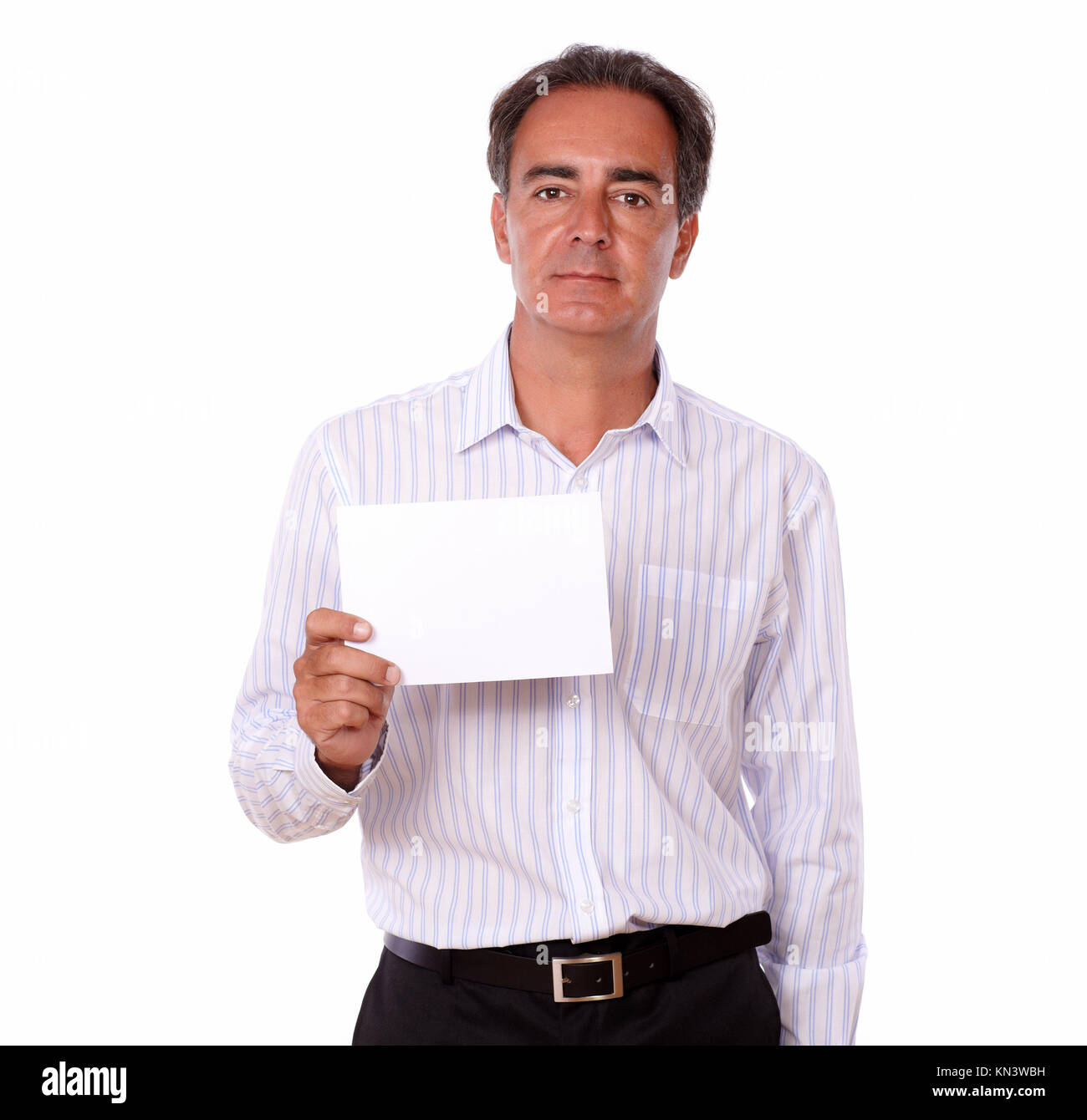 Porträt eines ausgefeilten älterer Mann mit einer leeren Karte beim Stehen und suchen Sie auf isolierten Hintergrund - Copyspace. Stockfoto