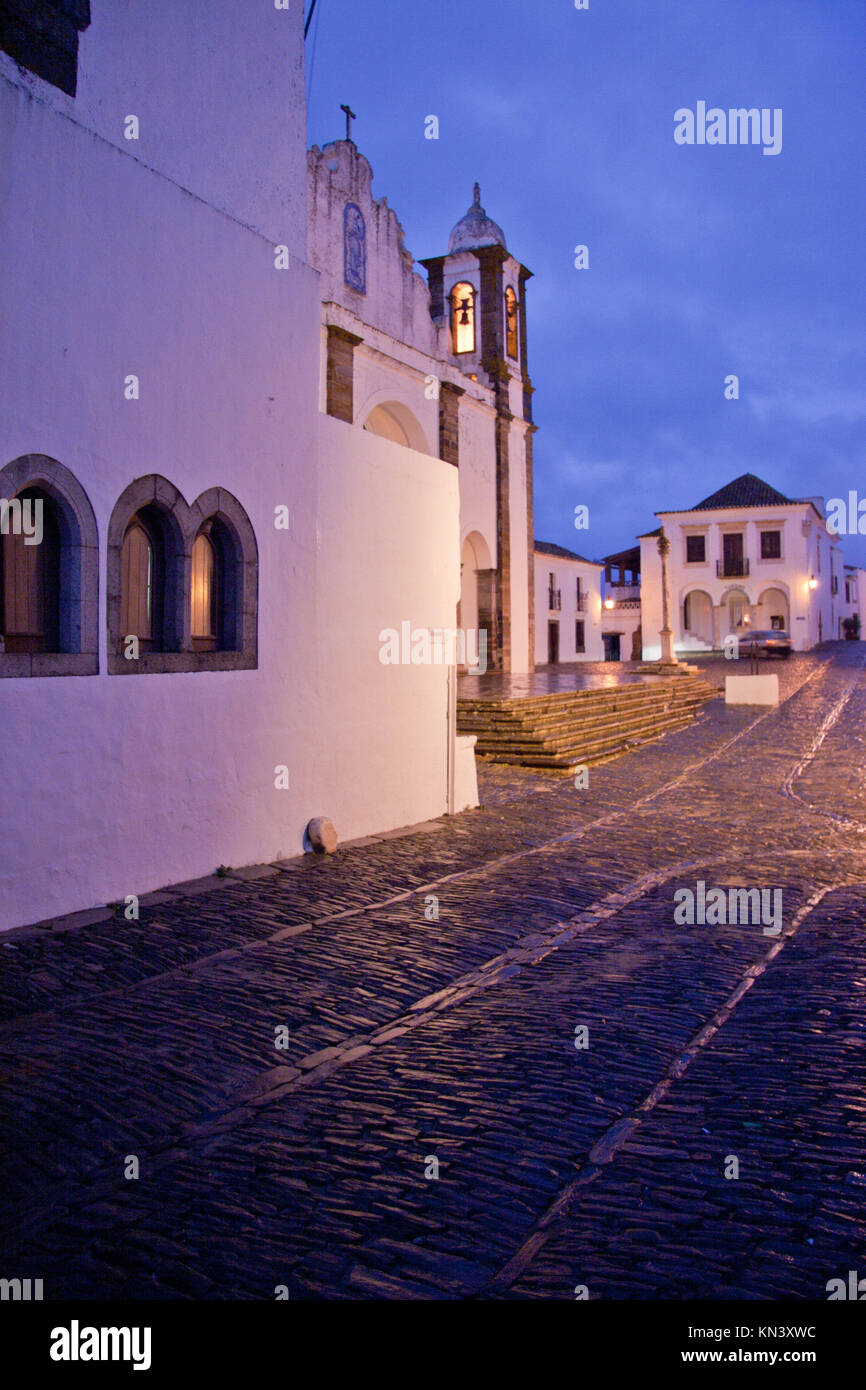 Herrliche Stadt Monsaraz. Traditionelle Straße mit kleinen weißen Häusern und roten Fliesen eine typische Ansicht aus dem Süden des Landes. Stockfoto