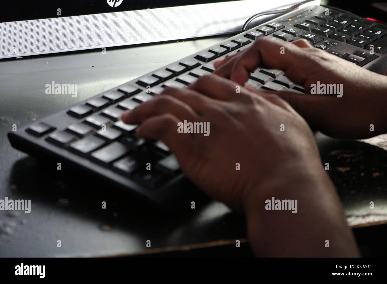 Hände einer Frau Texteingabe auf einem Computer Stockfoto