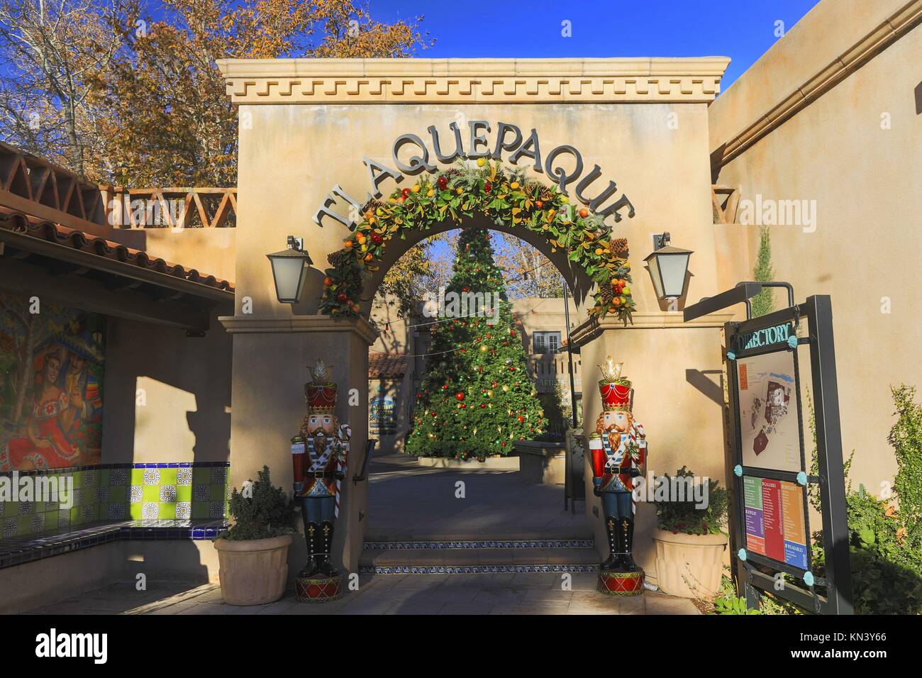 Eingangstor zu trendigen Tlaquepaque Outdoor Spanische Kunst und Handwerk Dorf mit geschmückten Weihnachtsbaum im Hintergrund Stockfoto