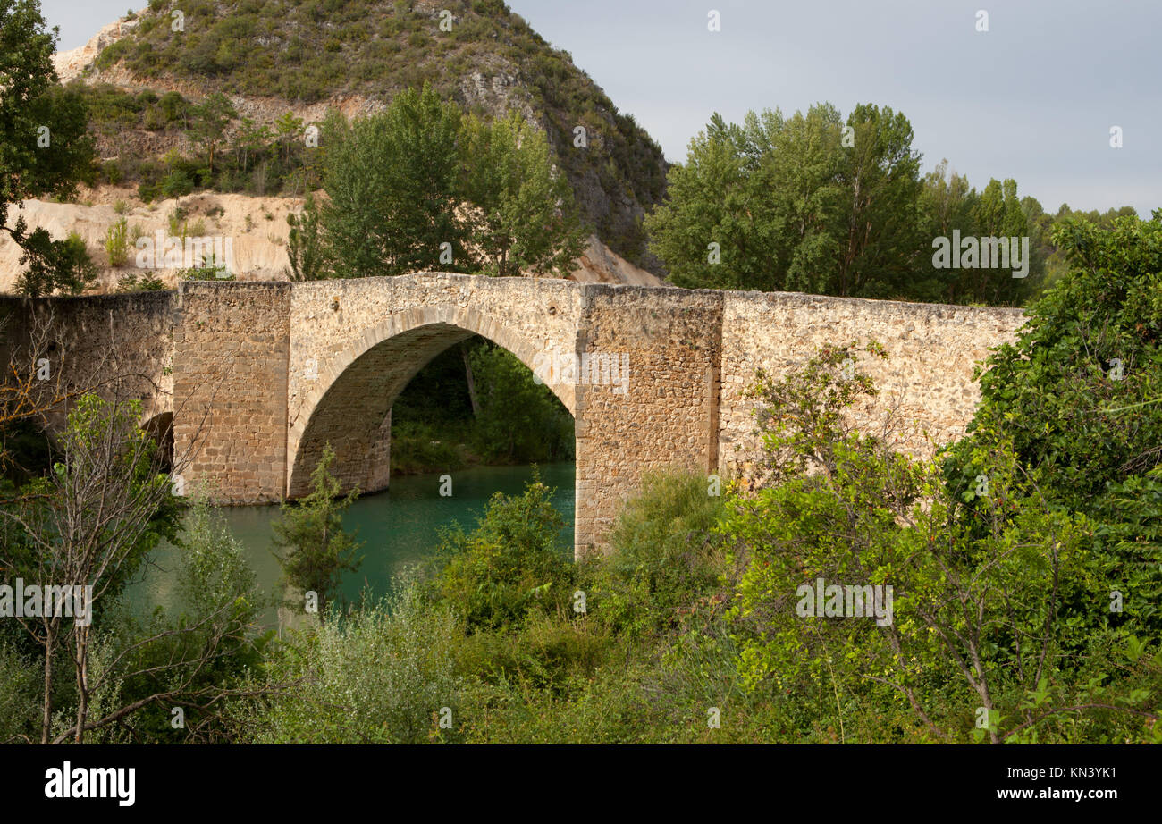 Alte Mittelalter Brücke in der Nähe von Aunon Dorf, Guadalajara, Spanien. Stockfoto
