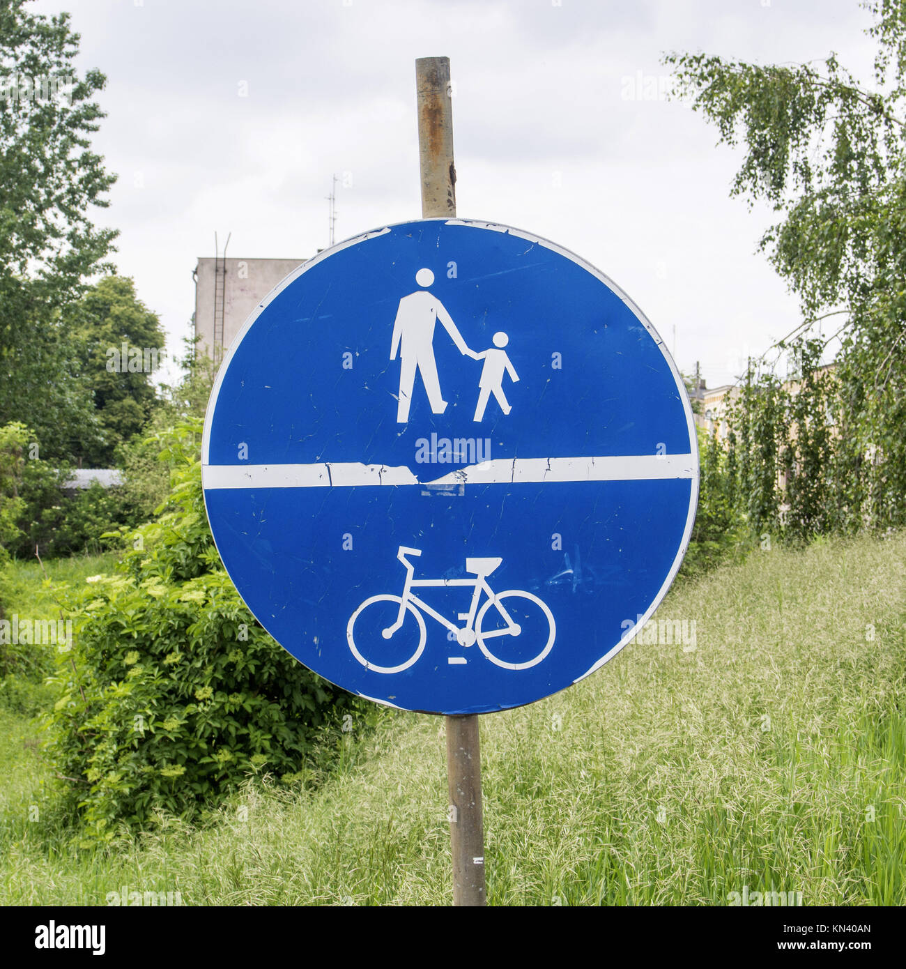 blaues rundes schild mit fahrrad und fußgänger