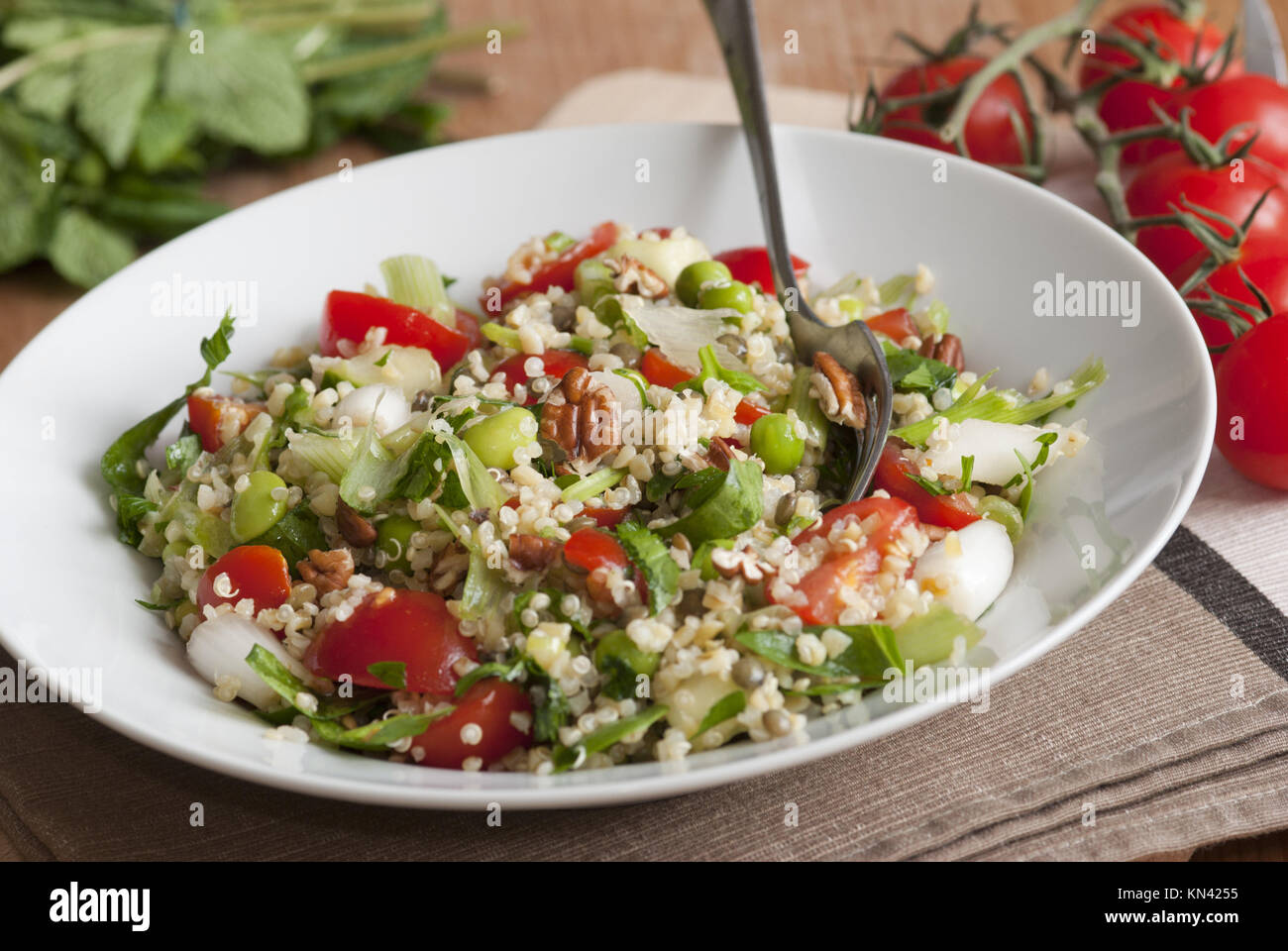 Türkisch Bulgur weizen Salat mit Gemüse Stockfotografie - Alamy
