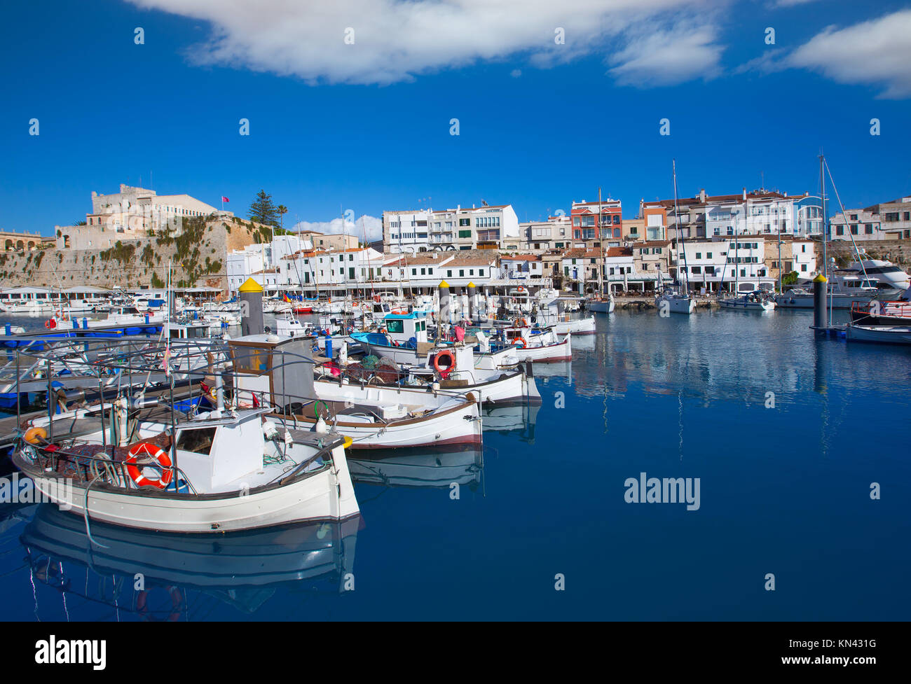 Ciutadella Menorca Marina mit Blick auf den Hafen und Rathaus Rathaus Balearen. Stockfoto