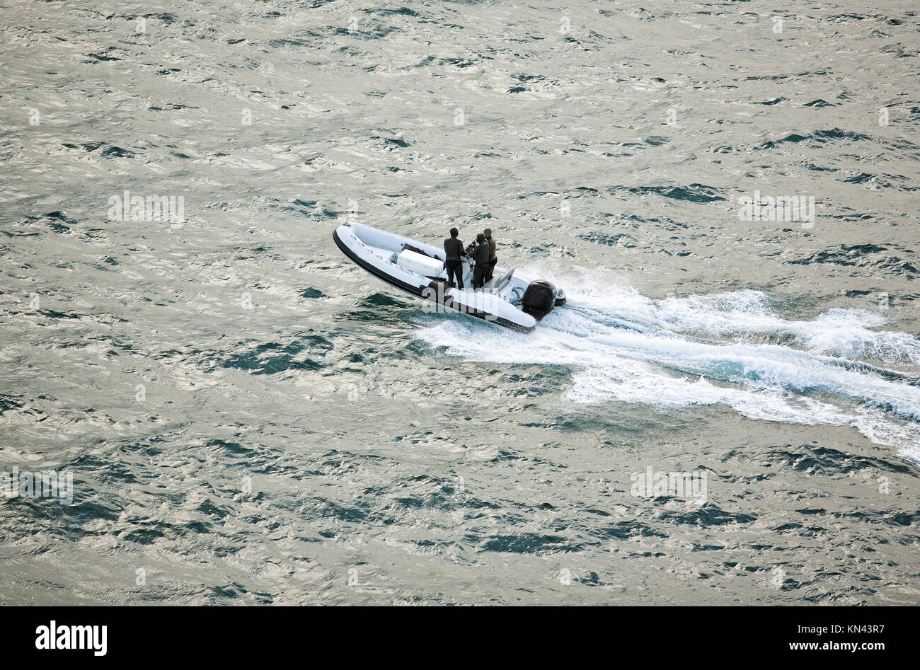 Drei Männer auf infatable Motorboot über den Cape, Sagres, Portugal. Stockfoto