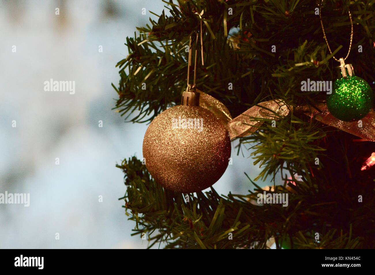 Die Ornamente an einem Weihnachtsbaum Stockfoto