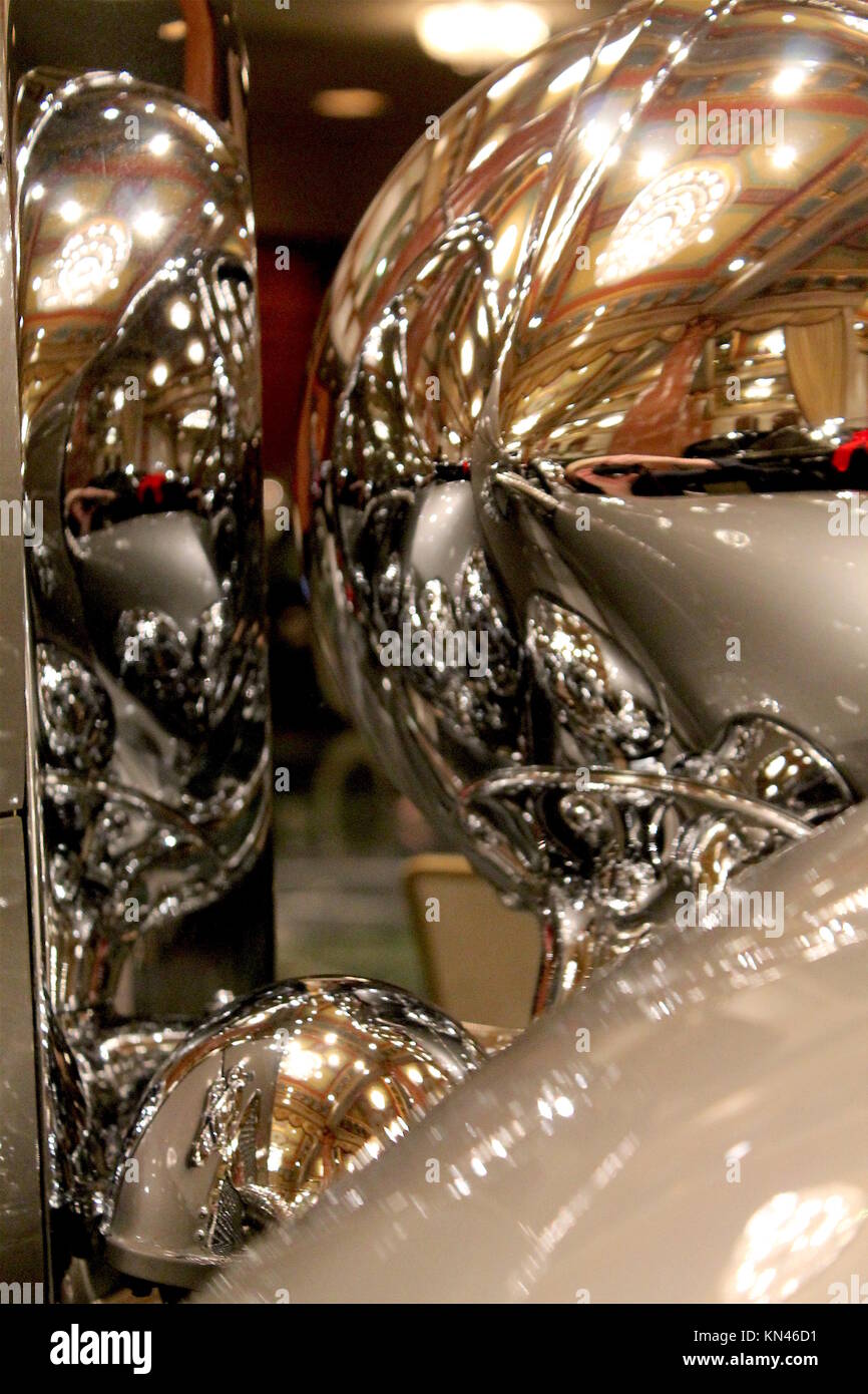Detail mit goldenen und silbernen Scheinwerfern an den Seiten der Rollen Royce Travel Coupé, hergestellt im goldenen Zeitalter Stockfoto