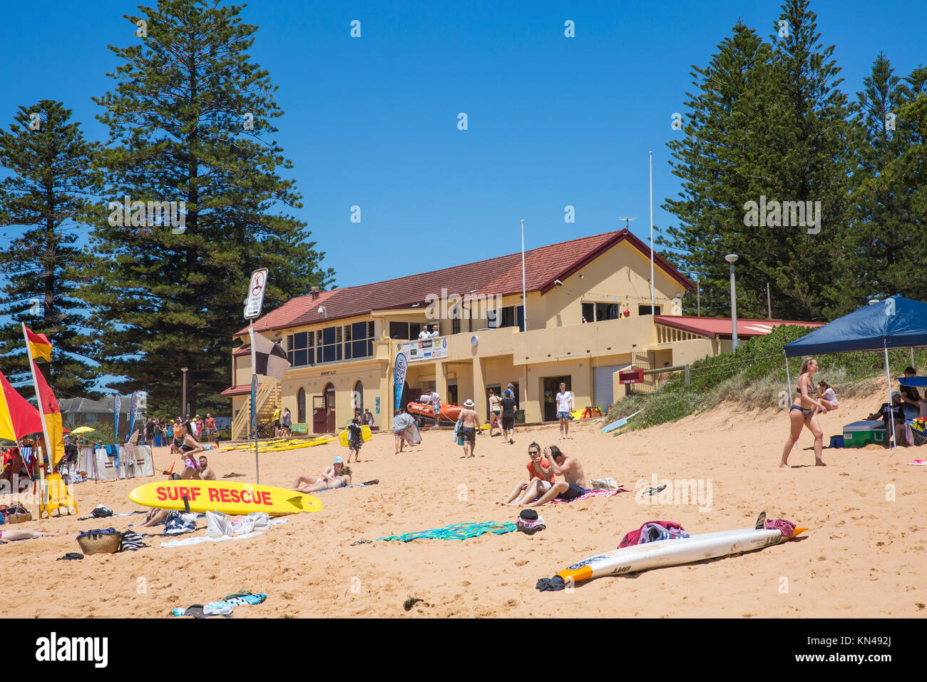 Menschen auf Newport Beach in Sydney Northern Beaches, mit Newport surf Rescue Club House, Sydney, Australien Stockfoto
