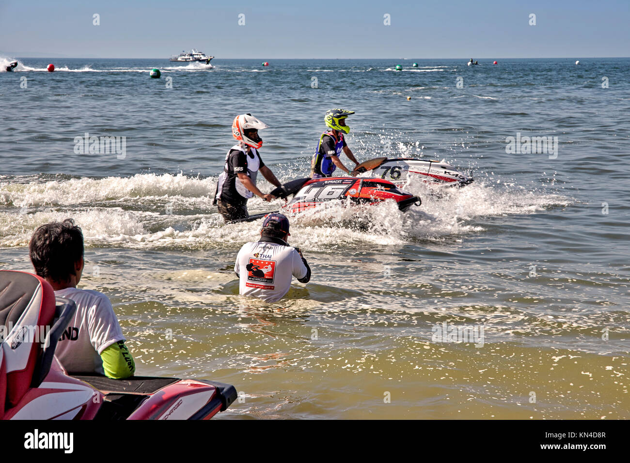 Intrepid und findige Fotografen auf Lage und Taille tief im Wasser, die Fotos an einem Jet Ski Wasser Sport Event. Thailand Stockfoto
