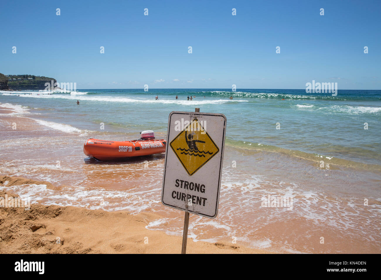 Starke Meeresströmung Zeichen auf Newport Beach in Sydney mit Surf rescue Schlauchboot, Sydney, Australien Stockfoto