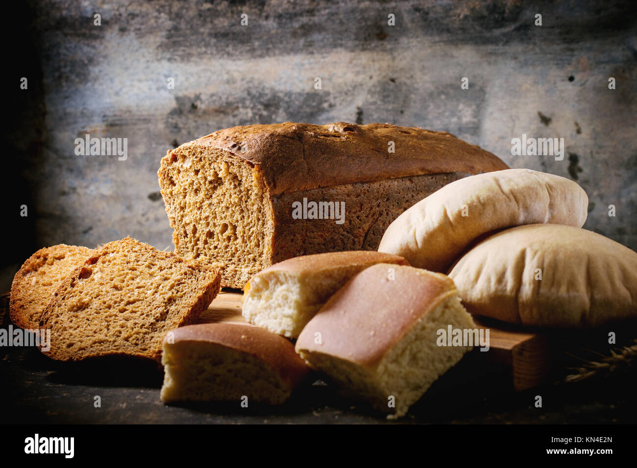 Variation von frischen Backen Hausgemachte Roggen, Weizen und Vollkorn Brot auf dunklem Hintergrund Stockfoto
