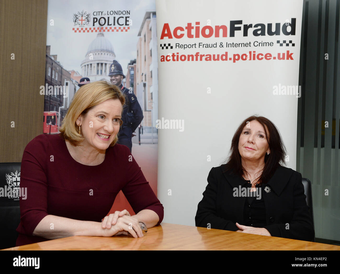 Home Secretary Amber Rudd mit Karen Mackie (rechts), war ein Opfer von Betrug, während der Start der Aktion Betrug, eine neue Initiative zur Bekämpfung von Wirtschaftskriminalität zu bekämpfen. Stockfoto