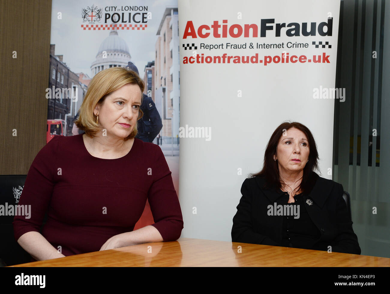 Home Secretary Amber Rudd mit Karen Mackie (rechts), war ein Opfer von Betrug, während der Start der Aktion Betrug, eine neue Initiative zur Bekämpfung von Wirtschaftskriminalität zu bekämpfen. Stockfoto