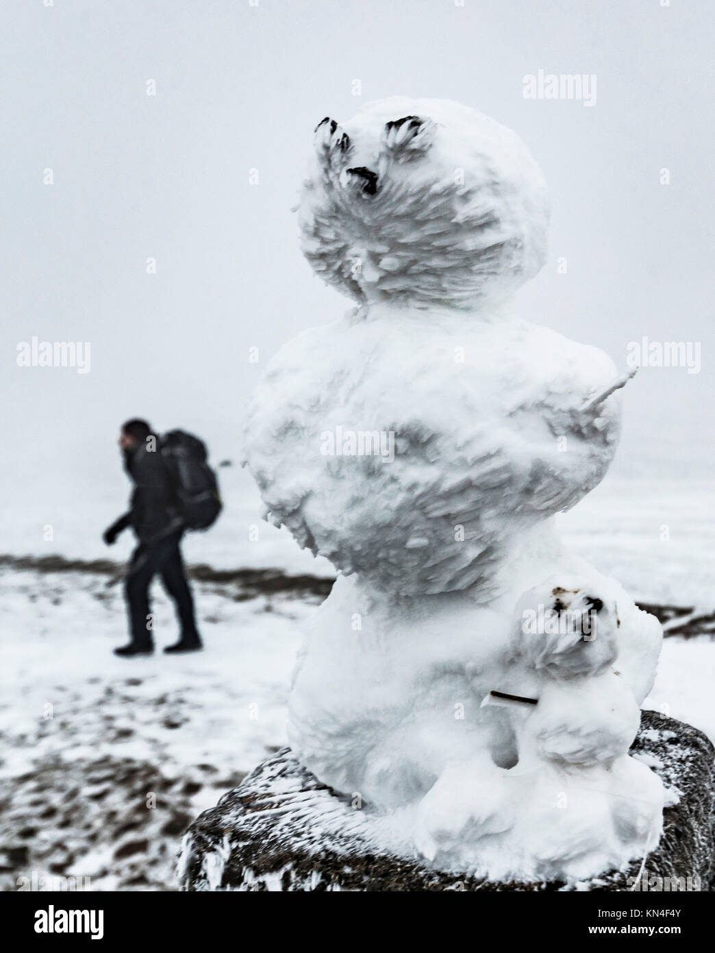 Ein Schneemann auf der trig Point of Mam Tor im Peak District National Park, wie Schnee und Frost weiter Großbritannien zu schlagen. Stockfoto