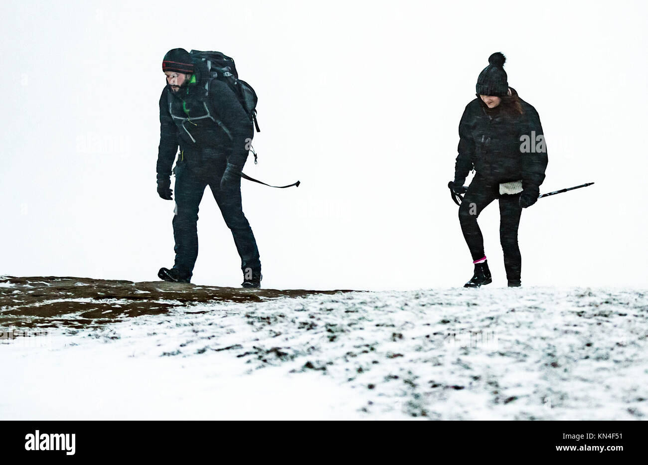 Menschen gehen in Weiß die Bedingungen in der Nähe von Mam Tor im Peak District National Park, wie Schnee und Frost weiter Großbritannien zu schlagen. Stockfoto