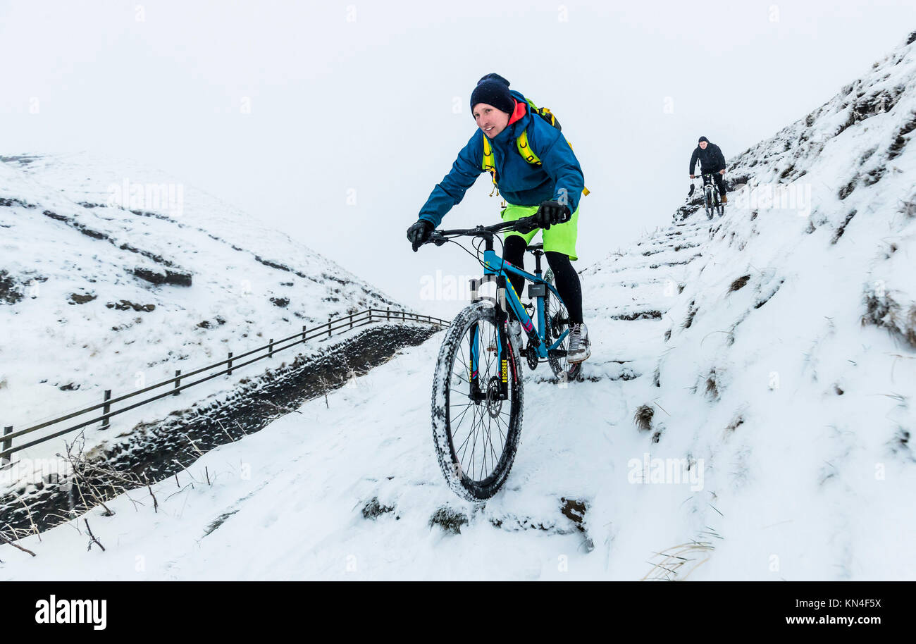 Radfahrer in der Nähe von Mam Tor im Peak District National Park, wie Schnee und Frost weiter Großbritannien zu schlagen. Stockfoto