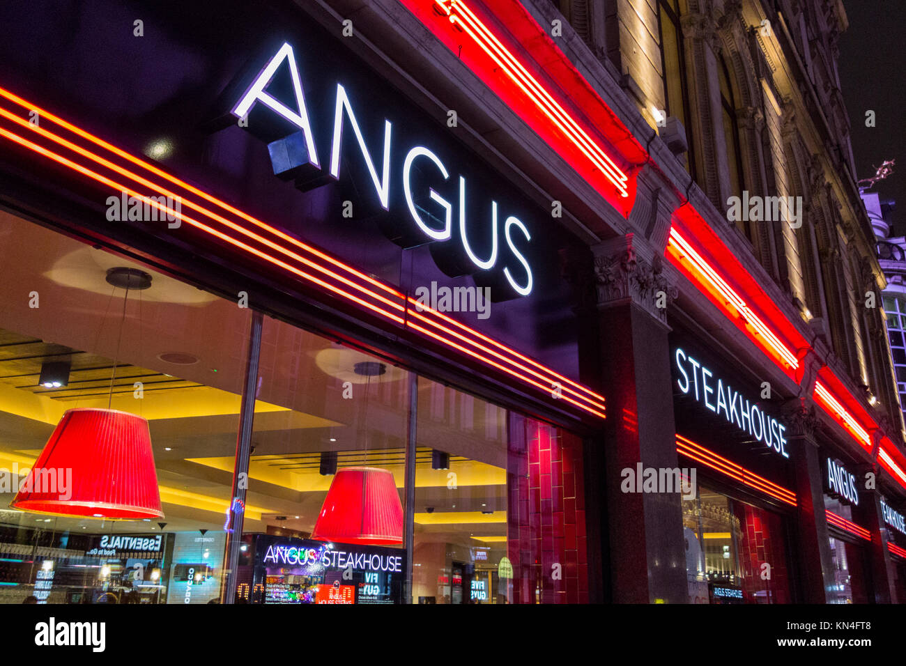 Nahaufnahme von Angus Steakhouse Signage, Coventry Street, London, W1D, Großbritannien Stockfoto