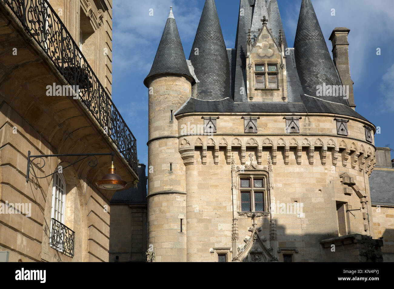 Porte Cailhau Tor, Place du Palais Square, Bordeaux, Frankreich Stockfoto