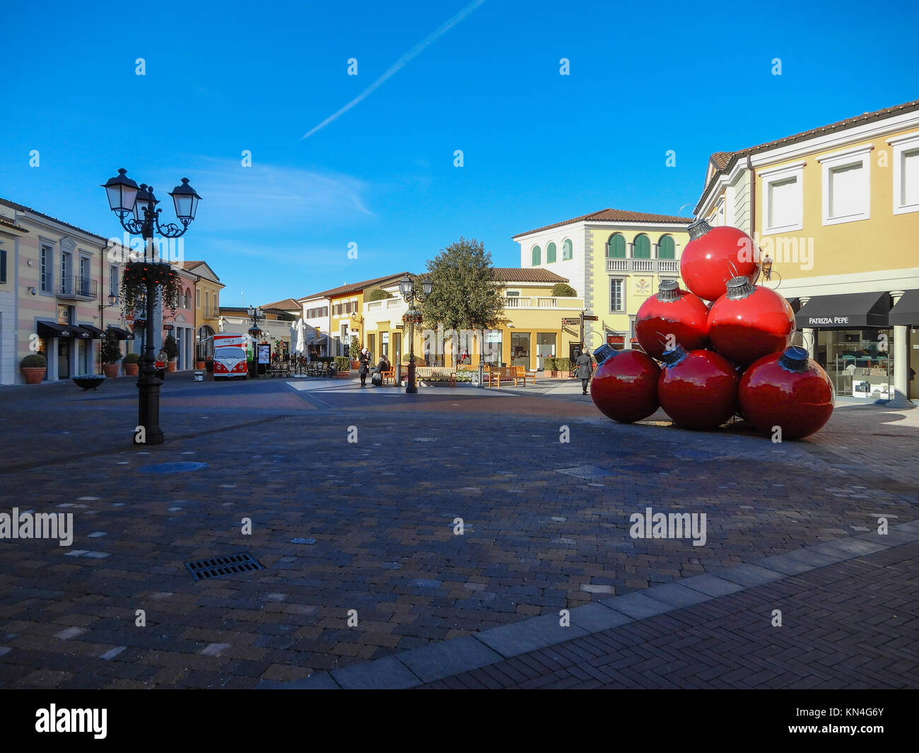 Mailand, Italien, 5. DEZEMBER 2017 - Ansicht von Outlet Shopping Center "Asti" in der Nähe von Mailand, Italien. Stockfoto
