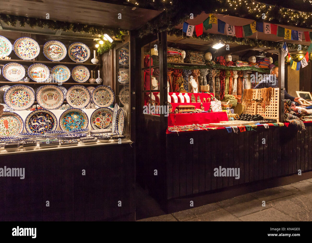 Zwei Stände, eine bunte Platten verkaufen, verkaufen Geschenke und Accessoires aus Tibet, in der Weihnachtsmarkt in der Princes Street, Edinburgh, 2017 Stockfoto