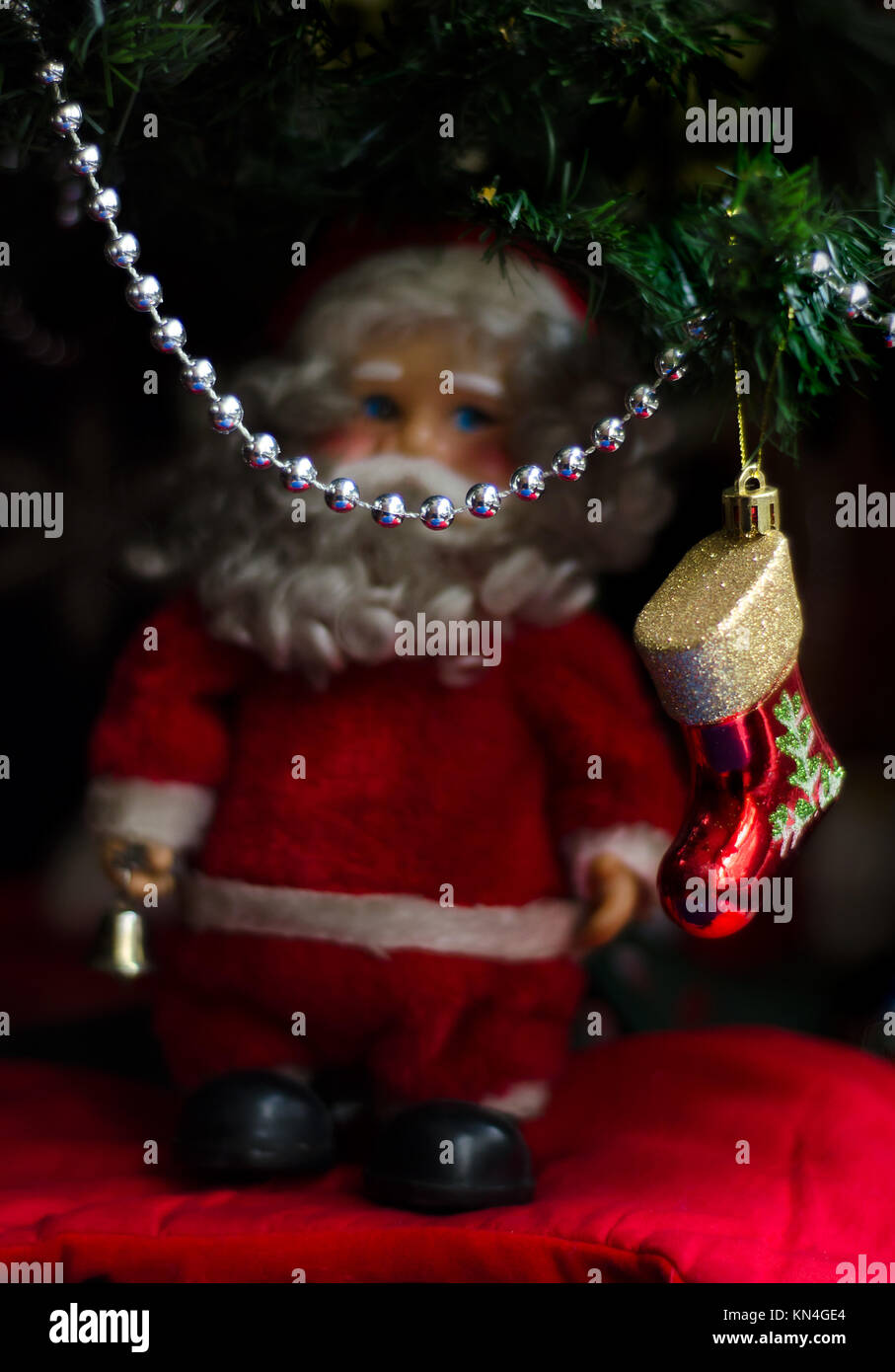 Defokussierten Santa Claus hinter einer Dekoration Stockfoto