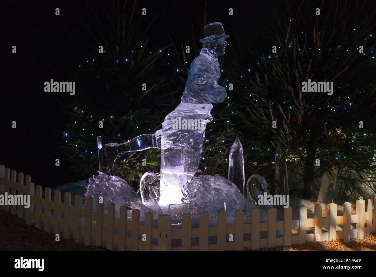 Eisskulpturen insprited Vom Skaten Minister (Attrib. Raeburn) im Eis Abenteuer: Eine Reise durch die gefrorenen Schottland, Edinburgh's Christmas. Stockfoto
