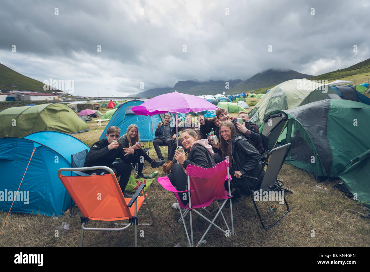 Jungs Spaß auf dem Campingplatz Bereich der G! Festival 2017. Syðrugøta, Färöer Inseln Stockfoto