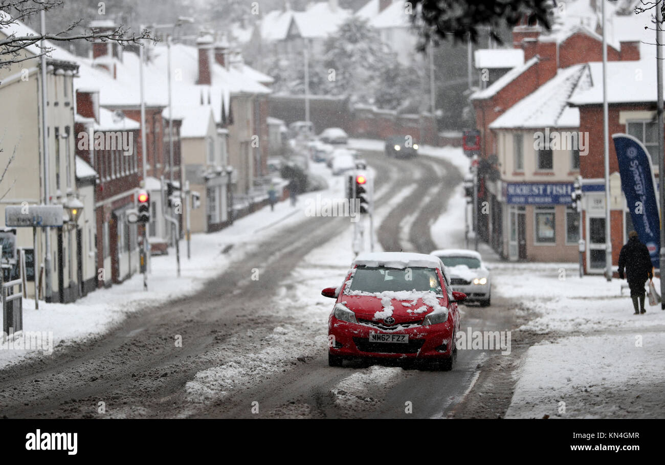 Autofahrer trotzen dem Schnee in Worcester, wie starker Schneefall über Teile von Großbritannien weitverbreitete Störungen verursacht, schließen Straßen und Erdung Flüge am Flughafen. Stockfoto