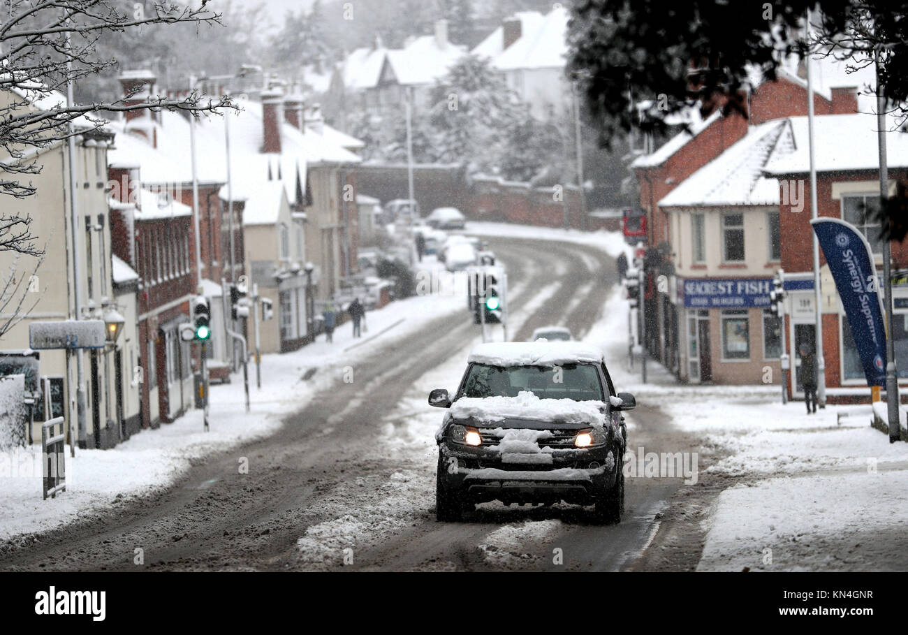 Autofahrer trotzen dem Schnee in Worcester, wie starker Schneefall über Teile von Großbritannien weitverbreitete Störungen verursacht, schließen Straßen und Erdung Flüge am Flughafen. Stockfoto