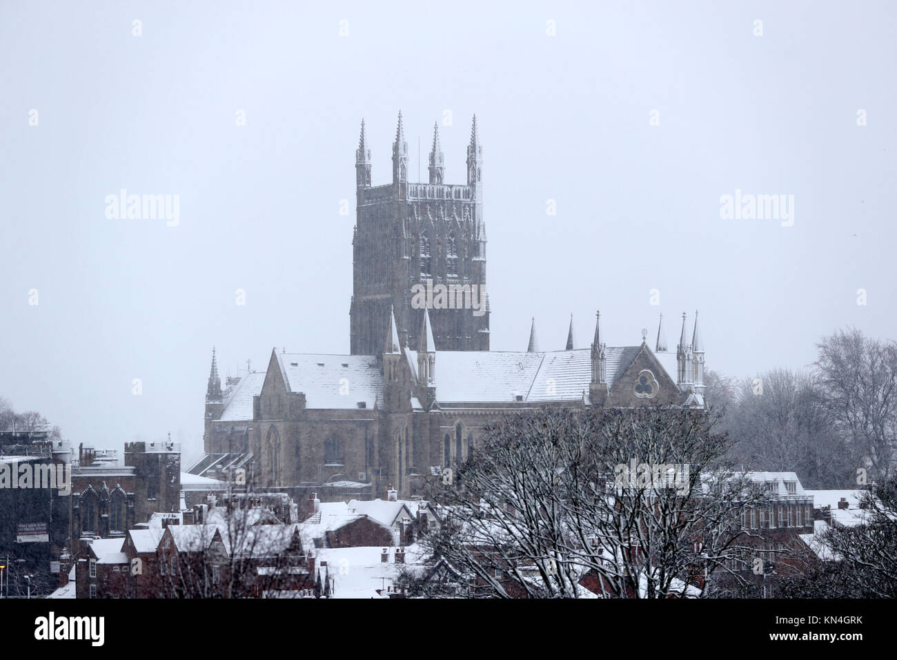 Die Kathedrale von Worcester im Schnee bedeckt, starker Schneefall über Teile von Großbritannien weitverbreitete Störungen verursacht, schließen Straßen und Erdung Flüge am Flughafen. Stockfoto