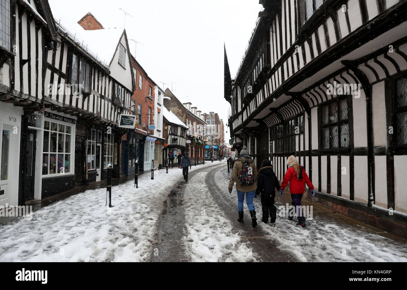 Die Einheimischen ihren Weg bis Schnee Straßen in Worcester bedeckt, starker Schneefall über Teile von Großbritannien weitverbreitete Störungen verursacht, schließen Straßen und Erdung Flüge am Flughafen. Stockfoto