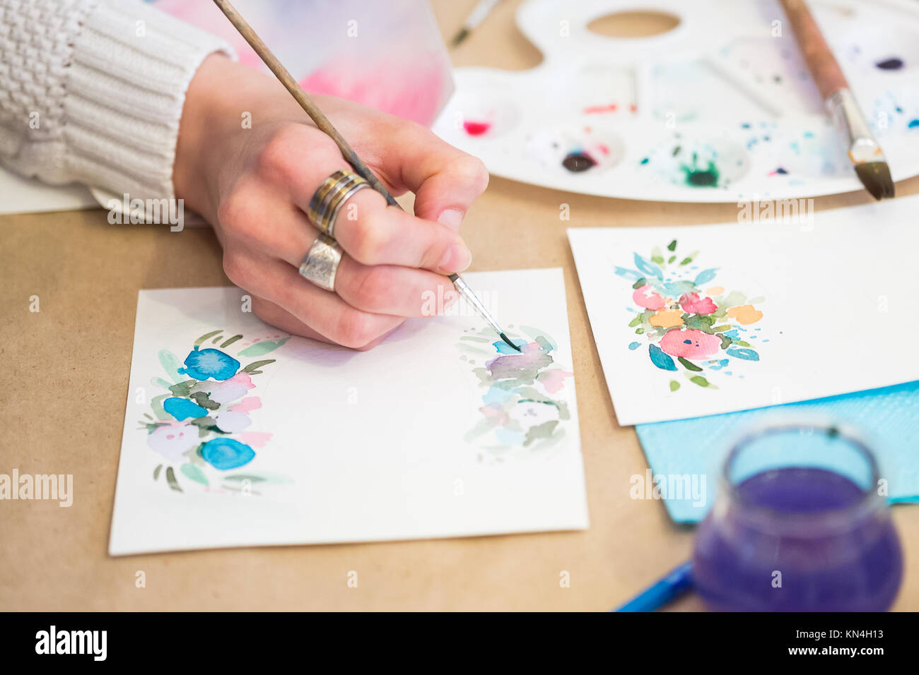 Basteln, Malen, hobby Konzept. Schließen der weiblichen arm, die dünnen  Pinsel und Zeichnen von Blumen auf schwerem Papier, das eher grobe und für  greetin Karten verwendet Stockfotografie - Alamy