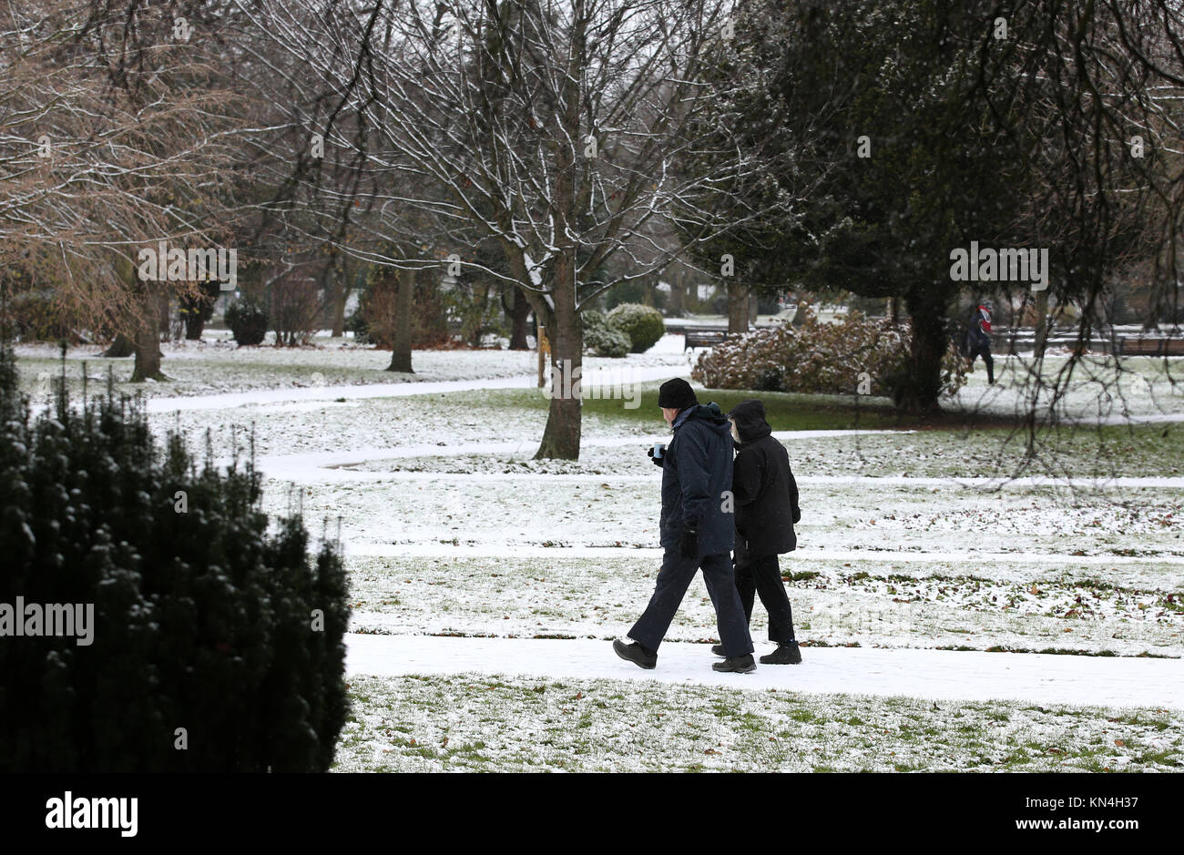 Mitglieder der öffentlichkeit in Nottingham, als starker Schneefall über Teile von Großbritannien weitverbreitete Störungen verursacht, schließen Straßen und Erdung Flüge am Flughafen. Stockfoto