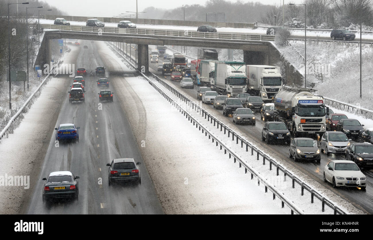 Hohes Verkehrsaufkommen in Schnee auf der Autobahn M6 in der Nähe von Cannock STAFFORDSHIRE RE WINTER AUTOFAHREN EIS ICEY UK Stockfoto