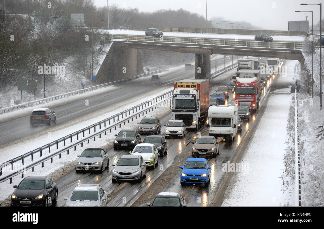 Hohes Verkehrsaufkommen in Schnee auf der Autobahn M6 in der Nähe von Cannock STAFFORDSHIRE RE WINTER AUTOFAHREN EIS ICEY UK Stockfoto