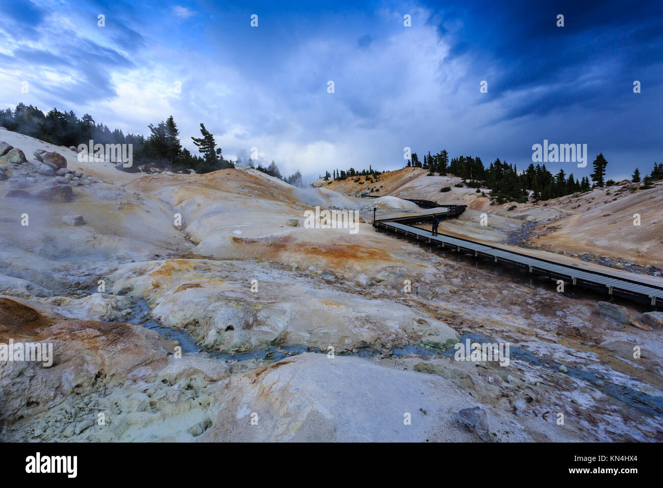 Bild der Wolken scheint die gefährlichen Dampf aus Granada und heiße Schlamm Töpfe entlang der Promenade von Lassen Volcanic National Park zu fliehen Stockfoto