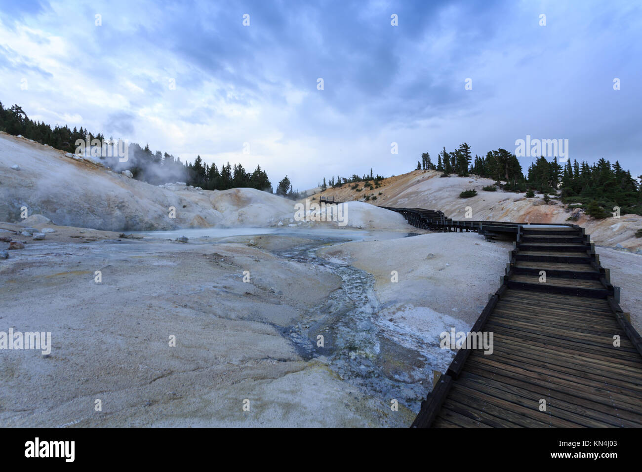 Die Promenade erhebt sich über dem rutschigen Pisten in der Nähe des gefährlichen Boiling Springs und heiße Schlamm Töpfe in den Lassen Volcanic National Park Stockfoto