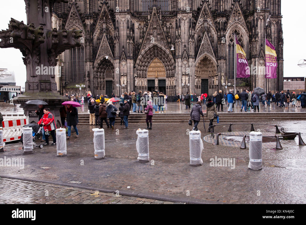 Deutschland, Köln, neu montierte konkrete Poller als Schutz gegen terroristische Angriffe mit Fahrzeugen, die in der Kathedrale. Deutschland, Koeln, neu Err Stockfoto