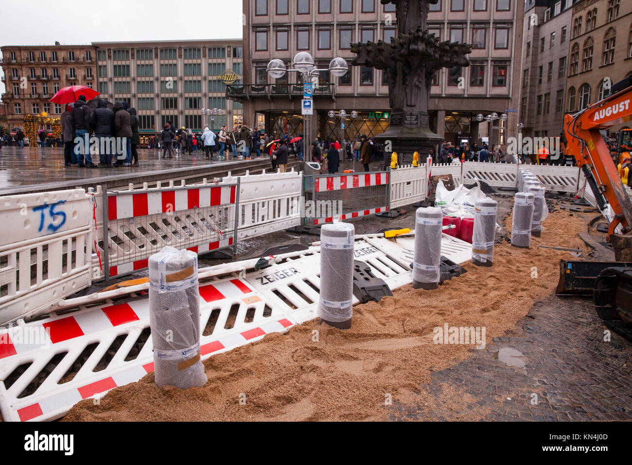 Deutschland, Köln, neu montierte konkrete Poller als Schutz gegen terroristische Angriffe mit Fahrzeugen, die in der Kathedrale. Deutschland, Koeln, neu Err Stockfoto