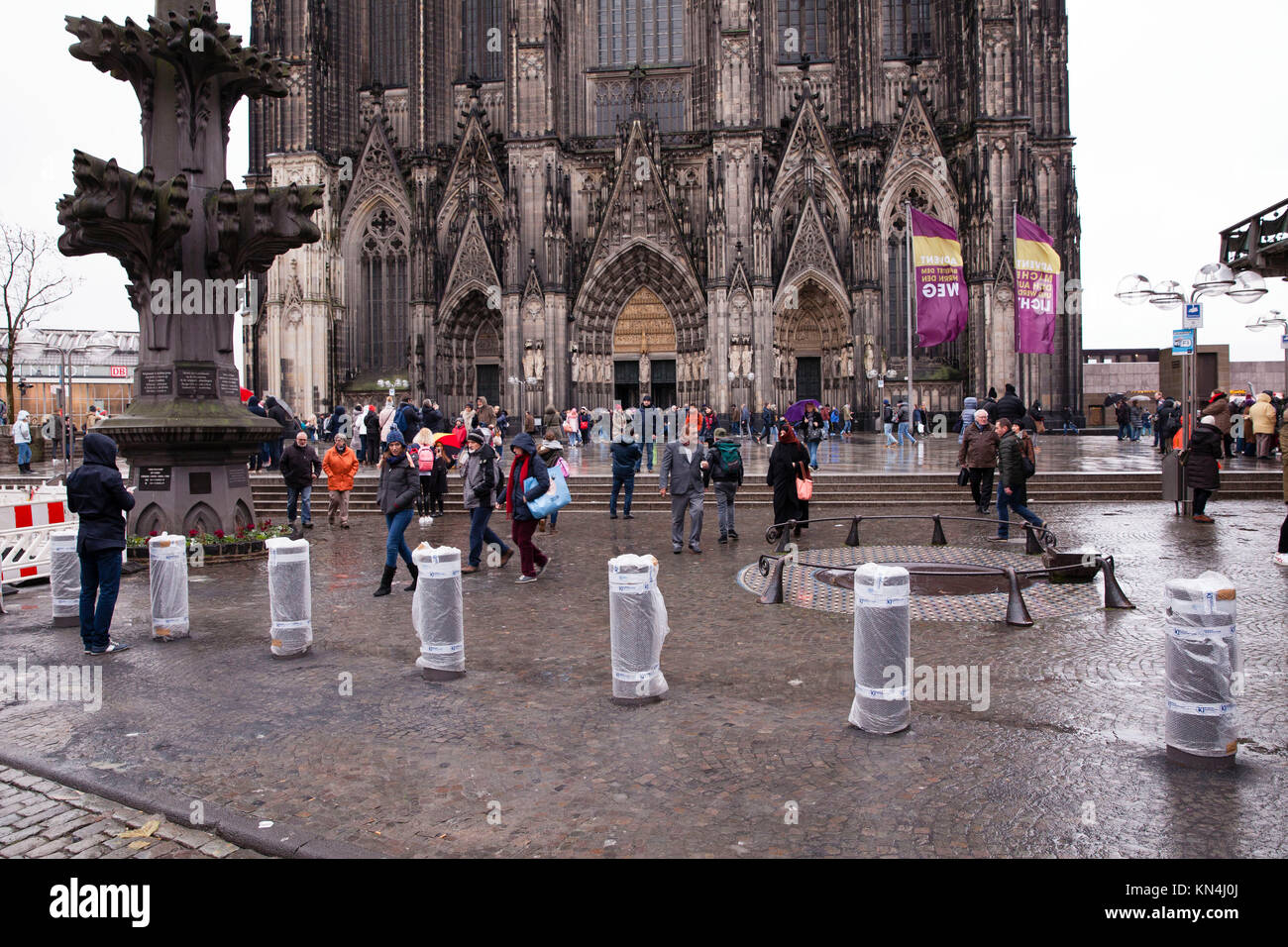 Deutschland, Köln, neu montierte konkrete Poller als Schutz gegen terroristische Angriffe mit Fahrzeugen, die in der Kathedrale. Deutschland, Koeln, neu Err Stockfoto