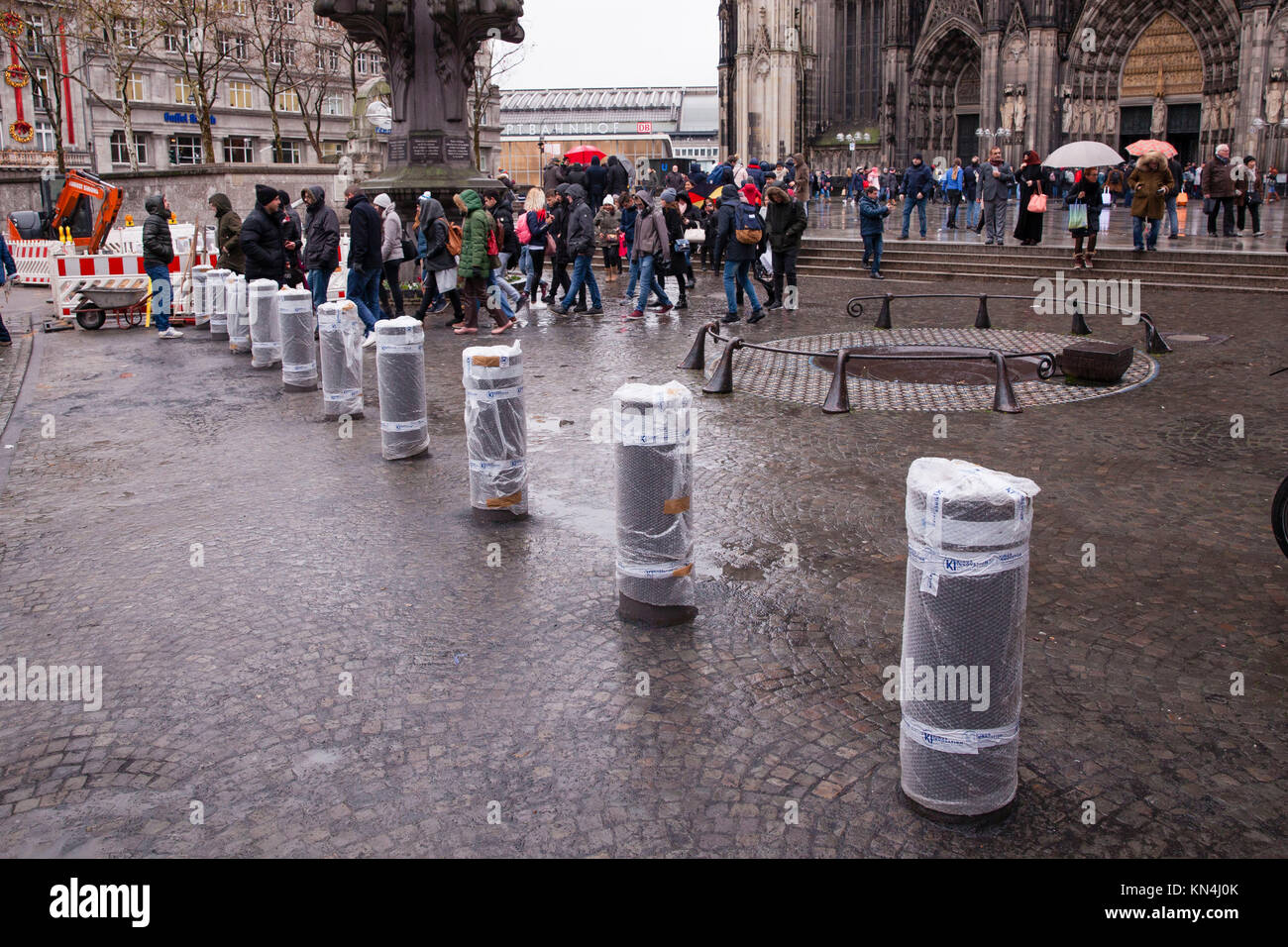 Deutschland, Köln, neu montierte konkrete Poller als Schutz gegen terroristische Angriffe mit Fahrzeugen, die in der Kathedrale. Deutschland, Koeln, neu Err Stockfoto
