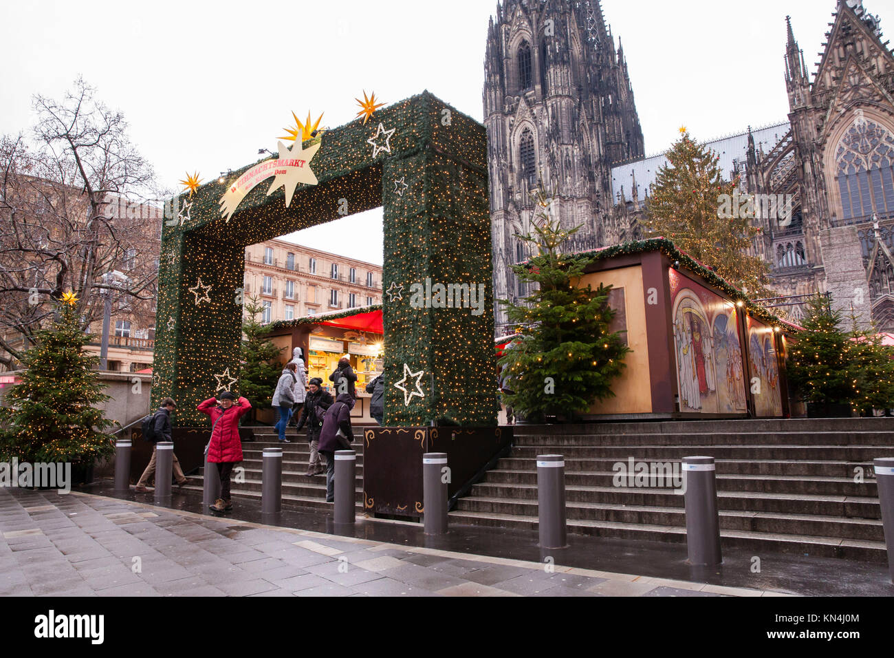 Deutschland, Köln, neu montierte konkrete Poller als Schutz gegen terroristische Angriffe mit Fahrzeugen auf dem Weihnachtsmarkt an der Kathedrale. Deu Stockfoto