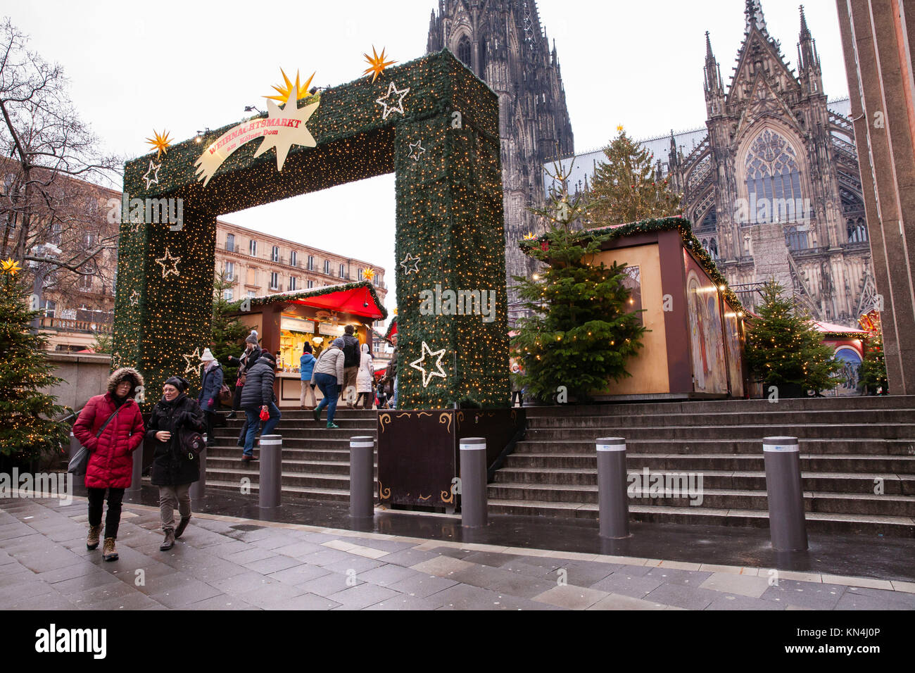 Deutschland, Köln, neu montierte konkrete Poller als Schutz gegen terroristische Angriffe mit Fahrzeugen auf dem Weihnachtsmarkt an der Kathedrale. Deu Stockfoto
