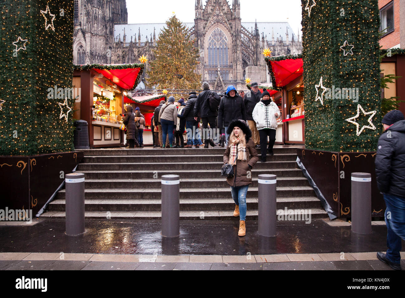 Deutschland, Köln, neu montierte konkrete Poller als Schutz gegen terroristische Angriffe mit Fahrzeugen auf dem Weihnachtsmarkt an der Kathedrale. Deu Stockfoto