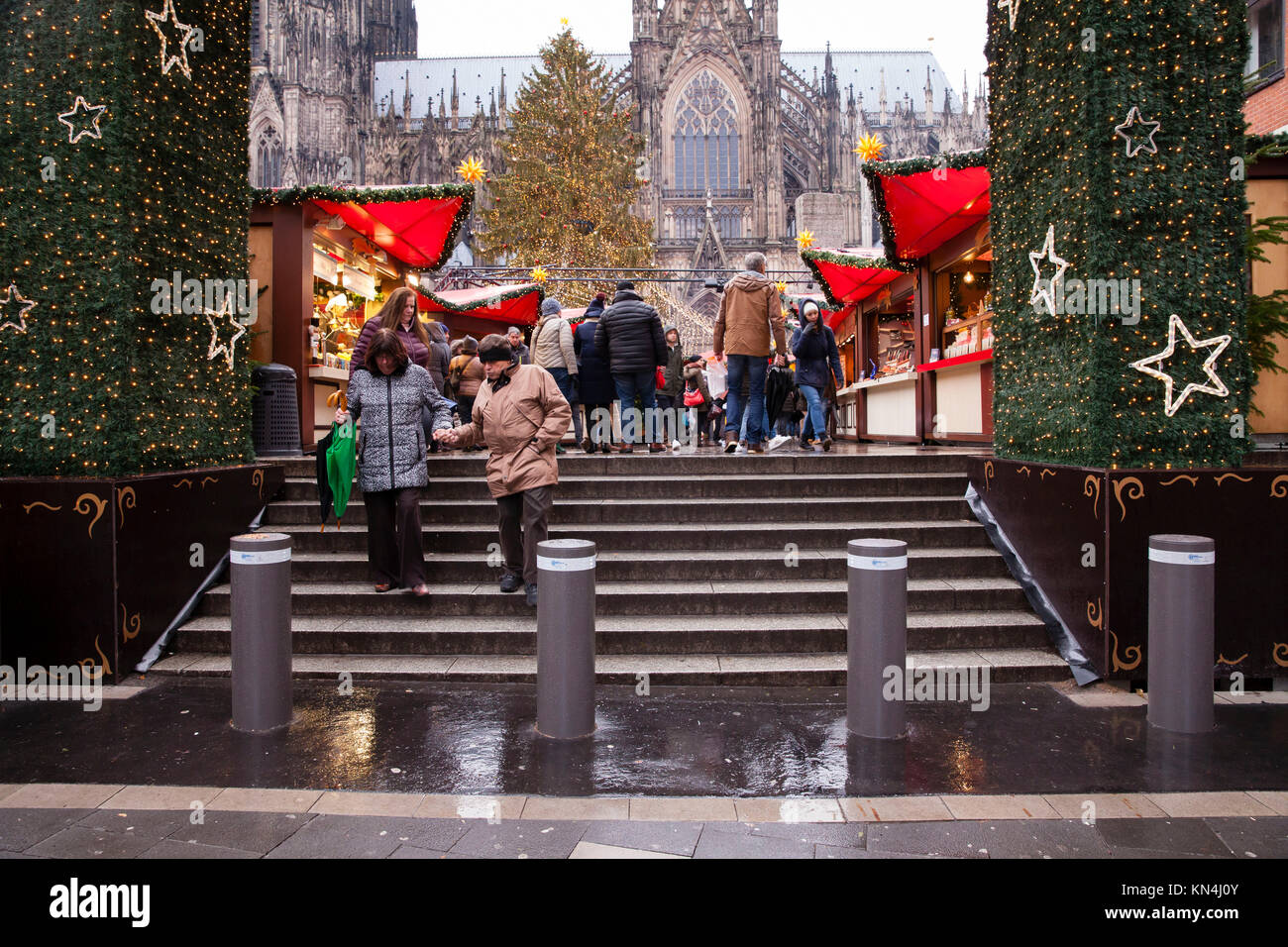 Deutschland, Köln, neu montierte konkrete Poller als Schutz gegen terroristische Angriffe mit Fahrzeugen auf dem Weihnachtsmarkt an der Kathedrale. Deu Stockfoto