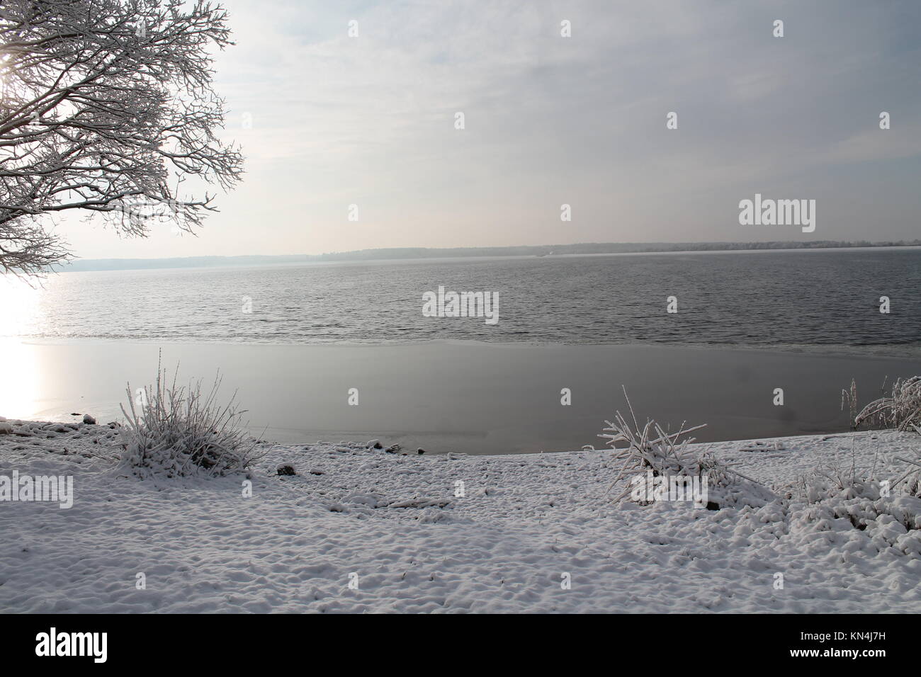 Schönen Wintertag am Meer Alle/ Sparkling Snow und ruhige Rime und friedlichen abgedeckt Stockfoto