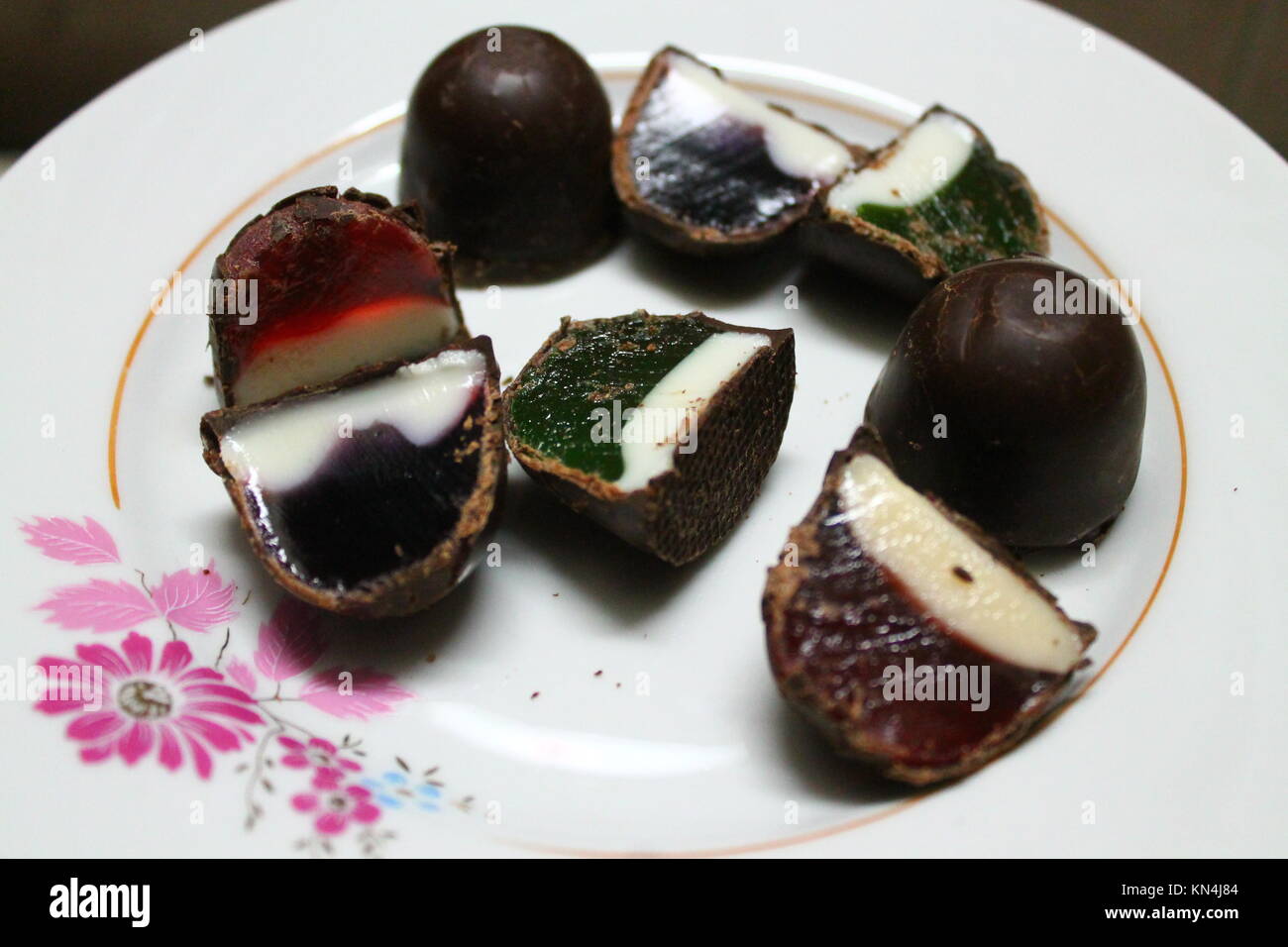 Süße Schokolade Süßigkeiten Kegel mit Grütze im Inneren legen preapre zum Nachtisch Stockfoto