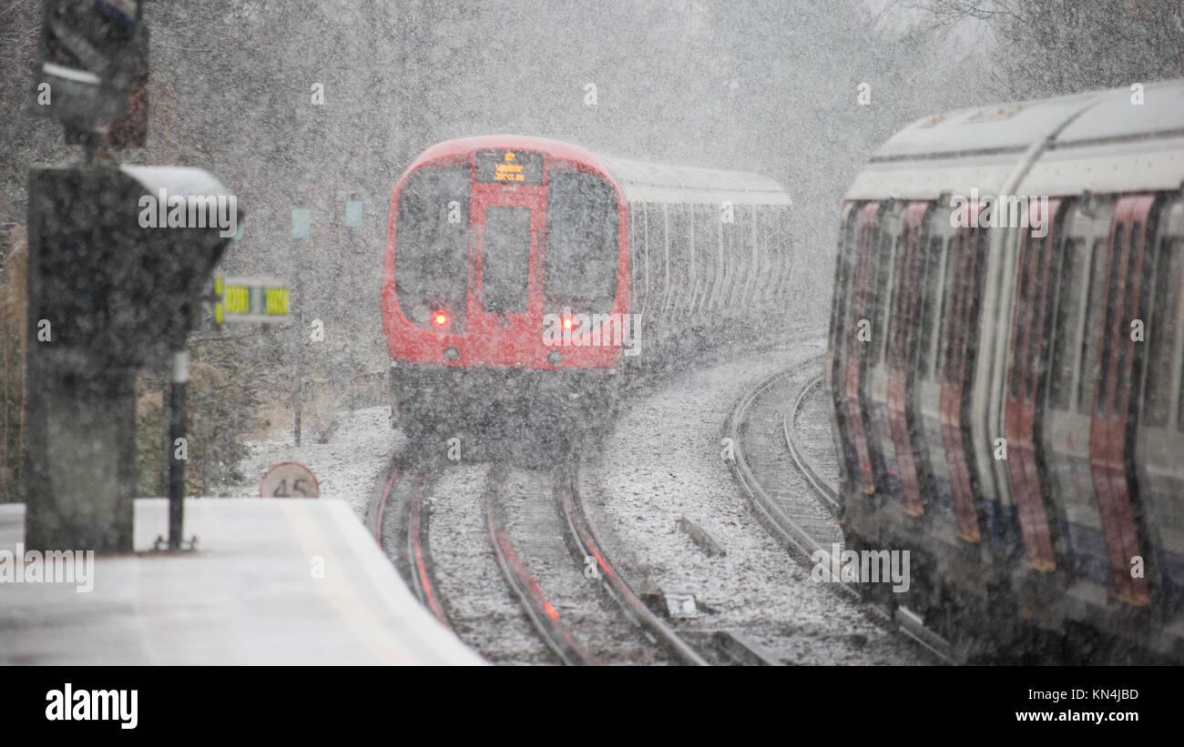 Die District Line Züge Bahnhof in der Nähe von Kew Gardens, in South West London, so schwer fällt der Schnee über viele Teile des Landes gefegt. Stockfoto