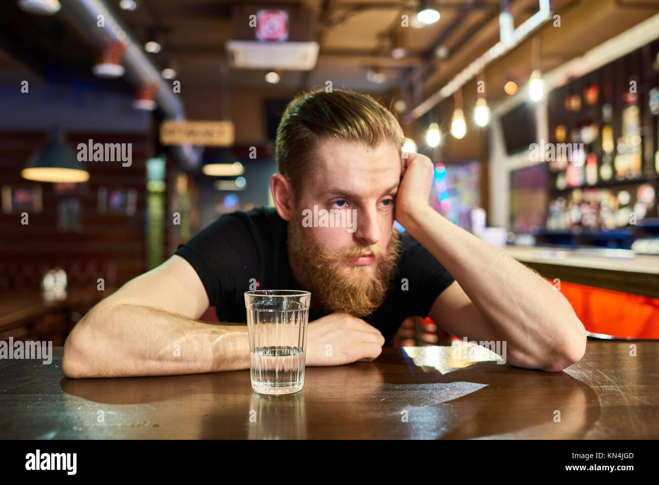 Traurig bärtiger Mann betrunken in Bar Stockfoto